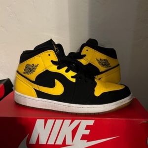 Jordan 1 Retro Mid 'New Love ' size 9